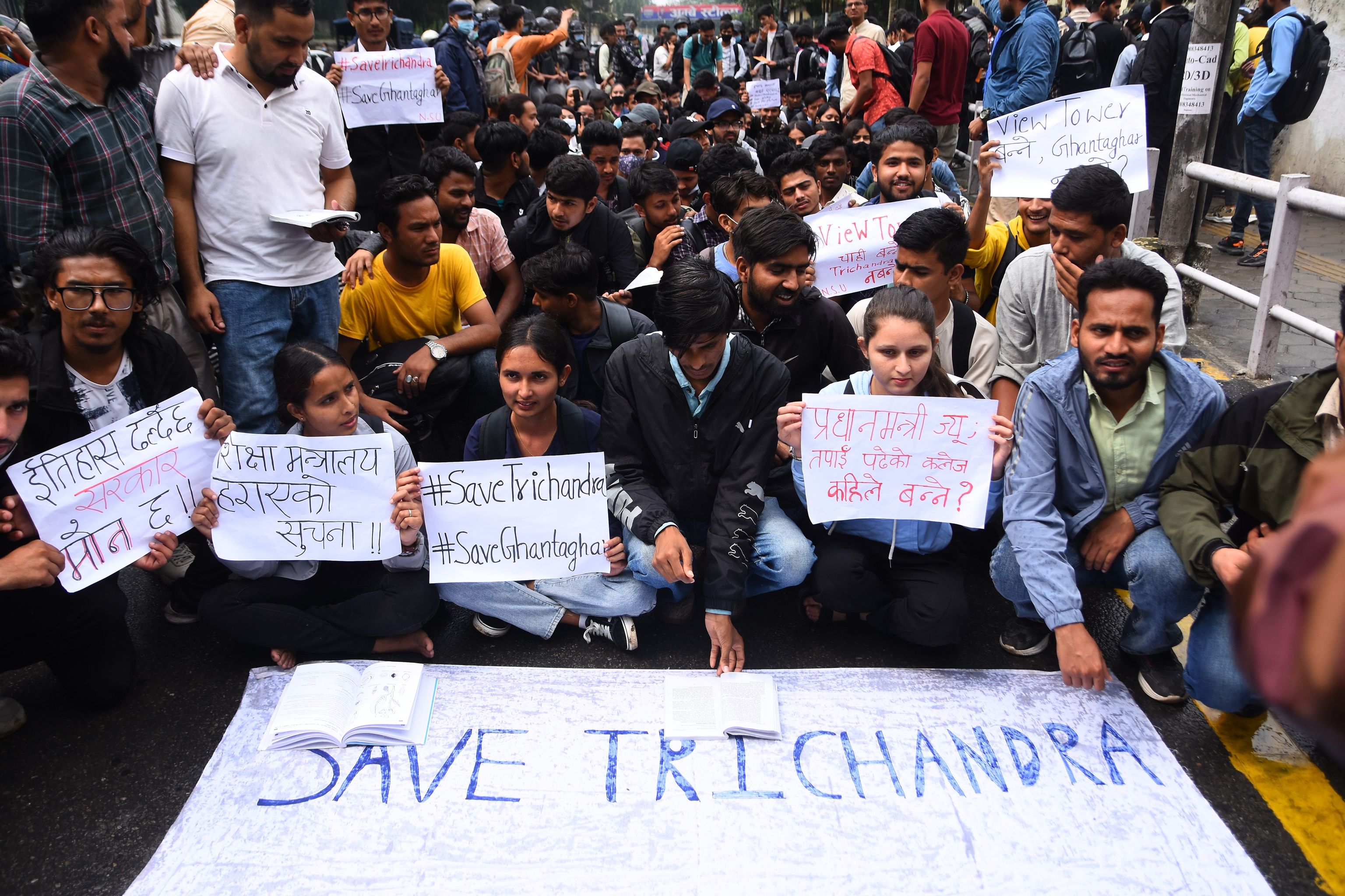 देउवालाई उनी पढेकाे कलेजकाे हविगत देखाउन सडकमै पढे त्रिचन्द्रका विद्यार्थीले (तस्वीरहरू)